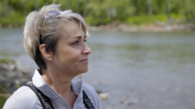 Sylvie en gros plan. Derrière elle, une rivière. Sylvie en gros plan. Derrière elle, une rivière.