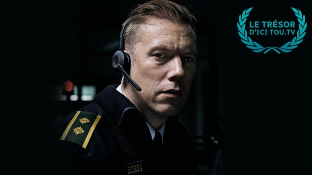 Un homme en uniforme, un casque d'écoute sur les oreilles. Un homme en uniforme, un casque d'écoute sur les oreilles.