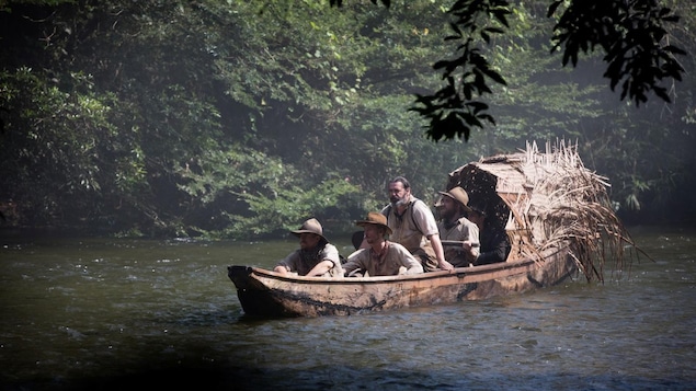 Les explorateurs naviguent sur le fleuve Les explorateurs naviguent sur le fleuve