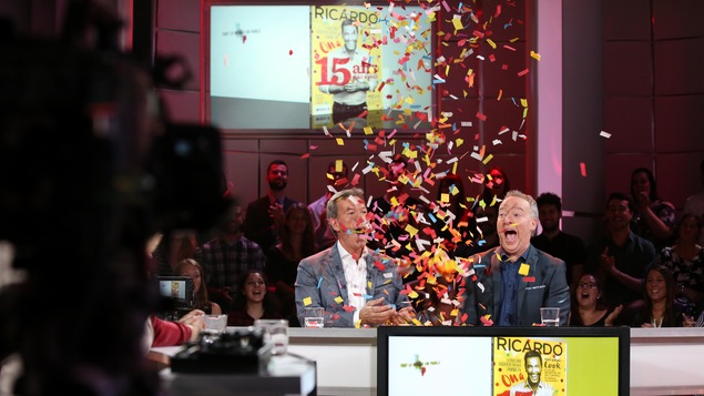 Les invités sont surpris de la chute de confettis sur leur tête. Les invités sont surpris de la chute de confettis sur leur tête.