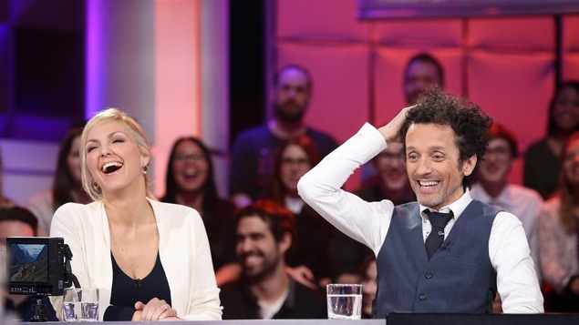 Véronique Cloutier rit et André Sauvé a la main sur la tête. Véronique Cloutier rit et André Sauvé a la main sur la tête.