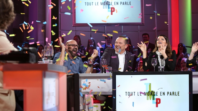 Les invités sont sous les confettis qui tombent. Les invités sont sous les confettis qui tombent.