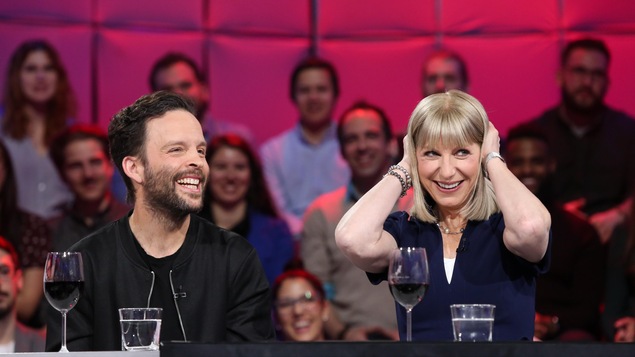 La journaliste se place les mains sur les oreilles La journaliste se place les mains sur les oreilles