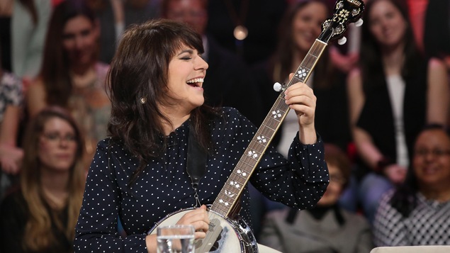 Lisa LeBlanc joue du banjo. Lisa LeBlanc joue du banjo.