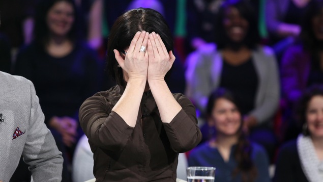 L'invitée cache son visage des deux mains. L'invitée cache son visage des deux mains.
