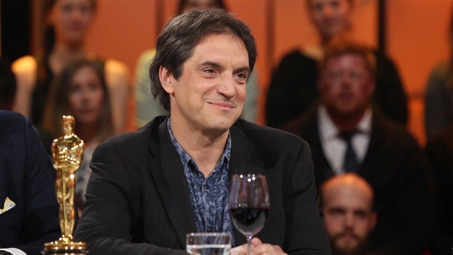 Sylvain Bellemare est avec son Oscar et sa coupe de vin à la table des invités. Sylvain Bellemare est avec son Oscar et sa coupe de vin à la table des invités.