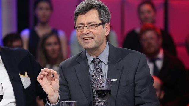 En entrevue, le professeur explique ses recherches. En entrevue, le professeur explique ses recherches.