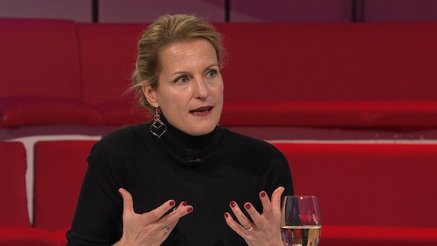 Dre Pascale Brillon est assise sur le plateau de Tout le monde en parle. Dre Pascale Brillon est assise sur le plateau de Tout le monde en parle.