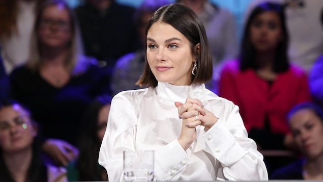Maripier Morin est assise sur le plateau de Tout le monde en parle. Maripier Morin est assise sur le plateau de Tout le monde en parle.