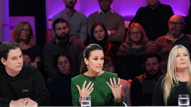 Les trois personnes sont assises dans le studio de l'émission « Tout le monde en parle ». Le public est derrière. Les trois personnes sont assises dans le studio de l'émission « Tout le monde en parle ». Le public est derrière.