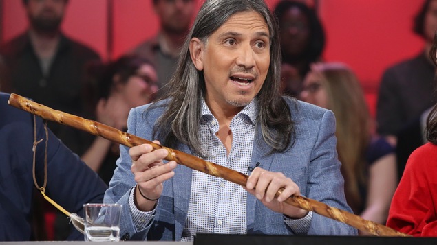 Stanley Vollant tient son bâton de marche entre les mains. Stanley Vollant tient son bâton de marche entre les mains.