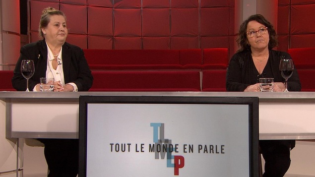 Les deux femmes sur le plateau de Tout le monde en parle. Les deux femmes sur le plateau de Tout le monde en parle.