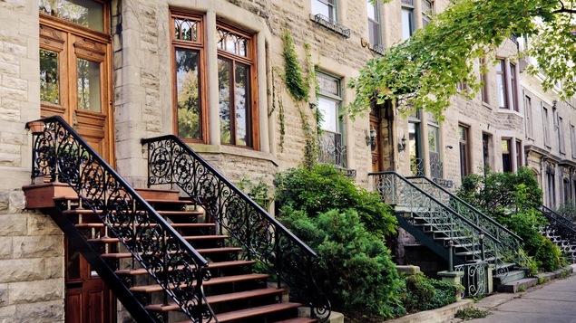 Plusieurs appartement en rangés sur le Plateau-Mont-Royal à Montréal.