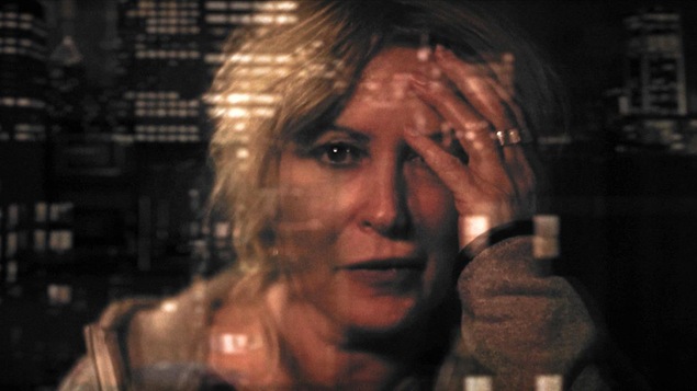 Une femme, la tête dans les mains, dans le reflet d'une fenêtre Une femme, la tête dans les mains, dans le reflet d'une fenêtre