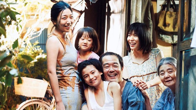 Une famille souriante, à l'extérieur. Une famille souriante, à l'extérieur.