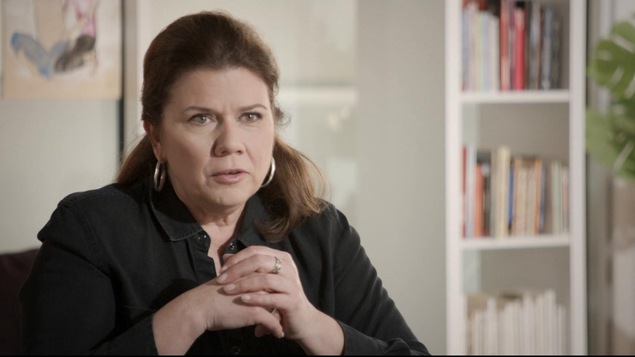 Marina Orsini parle à la caméra. Marina Orsini parle à la caméra.