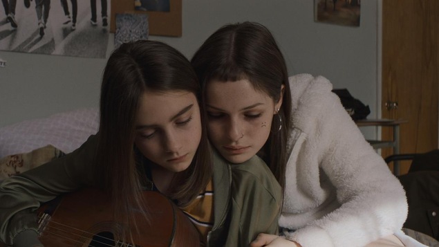 Deux jeunes filles collées l'une contre l'autre. Deux jeunes filles collées l'une contre l'autre.