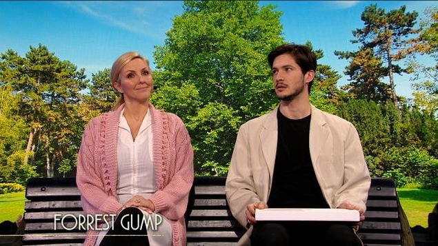 Véronique Cloutier et Éric Bruneau reproduisent une scène de Forrest Gump Véronique Cloutier et Éric Bruneau reproduisent une scène de Forrest Gump
