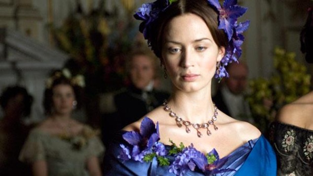 Une femme en robe de bal bleue, une couronne de fleurs sur la tête. Une femme en robe de bal bleue, une couronne de fleurs sur la tête.