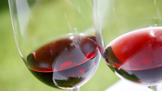 Les verres sont remplis au quart