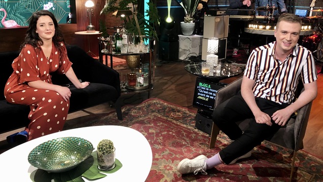 Virginie Fortin et Arnaud Soly dans le décor de Bonsoir bonsoir! Virginie Fortin et Arnaud Soly dans le décor de Bonsoir bonsoir!