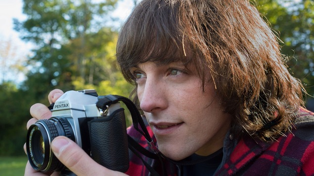 Un jeune homme (Rémi Goulet) tenant un appareil photo. Un jeune homme (Rémi Goulet) tenant un appareil photo.