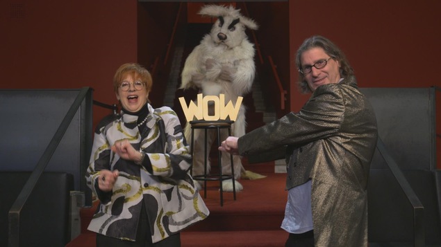 Chantal Lamarre et Jean-René Dufort portent des vestons de gala devant une mascotte de lapin fâché.