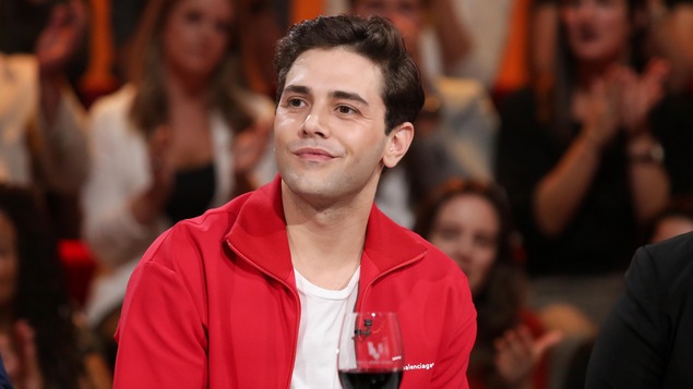 Il porte un t-shirt blanc et un blouson rouge. Il porte un t-shirt blanc et un blouson rouge.