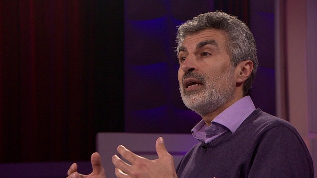 Le scientifique est sur le plateau de l'émission Tout le monde en parle. Le scientifique est sur le plateau de l'émission Tout le monde en parle.