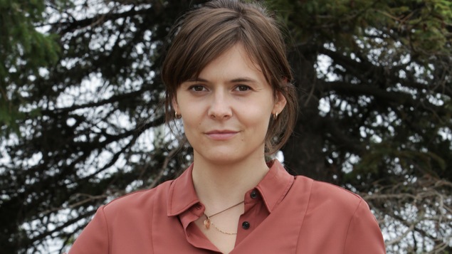 Zoé Forest (Alexa-Jeanne Dubé) porte un chemisier de couleur vieux rose.