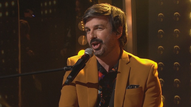 Il chante sur le plateau. Il chante sur le plateau.