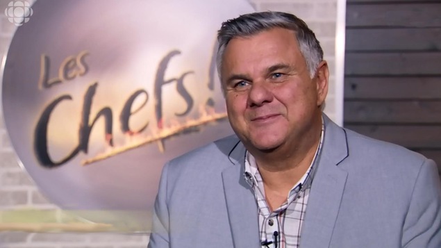Un des juges de l'émission Les chefs! cadré niveau visage.