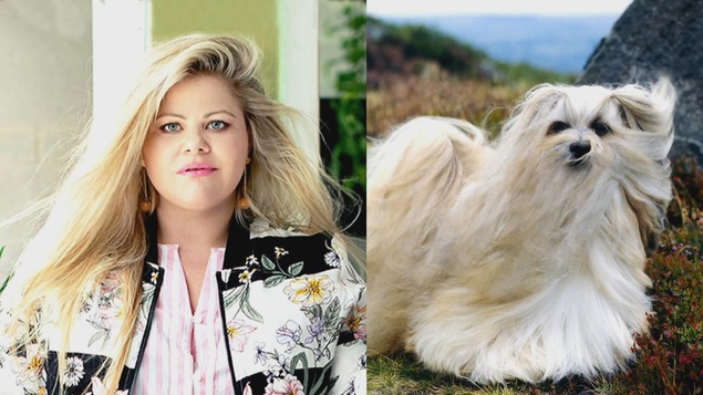 Un montage photo de Geneviève Schmidt à gauche, avec ses cheveux blonds dans le vent et une photo du chien le lhassa apso en pleine nature avec ses poils longs et blancs qui volent au vent également.