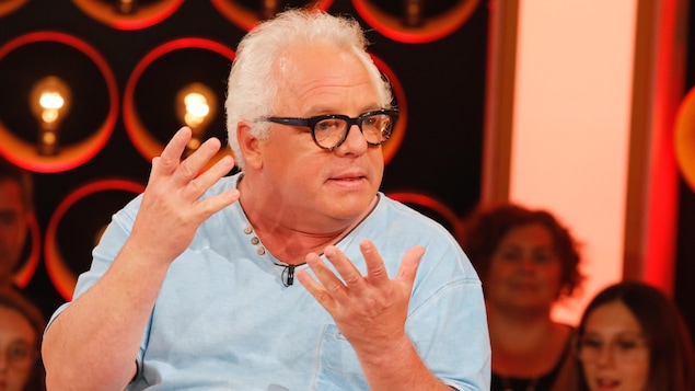 Le comédien Luc Senay agite ses mains en parlant. Le comédien Luc Senay agite ses mains en parlant.