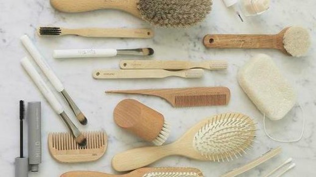 Brosse, peigne, crayon de maquillage, éponge Brosse, peigne, crayon de maquillage, éponge