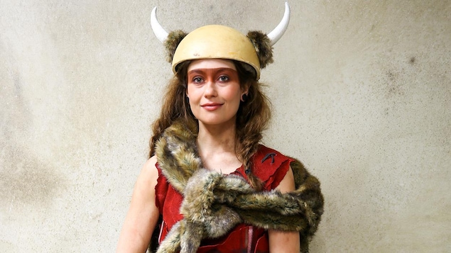 Elle est déguisée en viking Elle est déguisée en viking