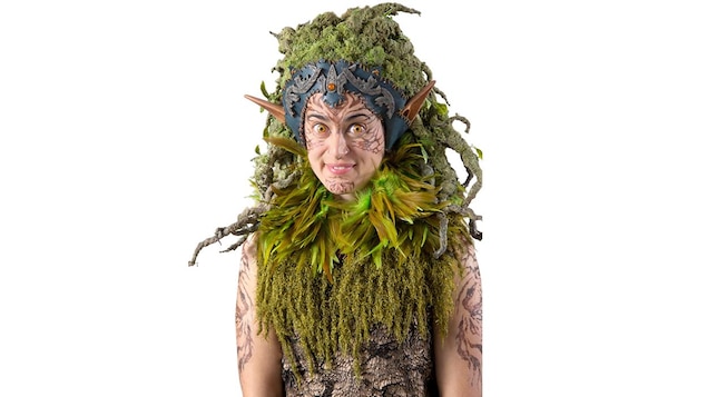 Jeune femme elfique vêtue de plantes