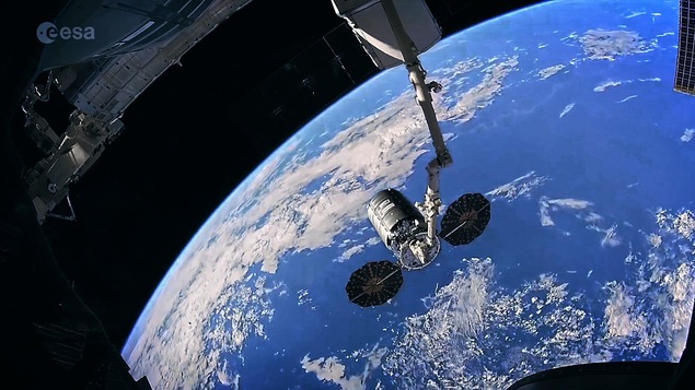 Vue de l'espace, on voit le bras canadien de la station spatiale