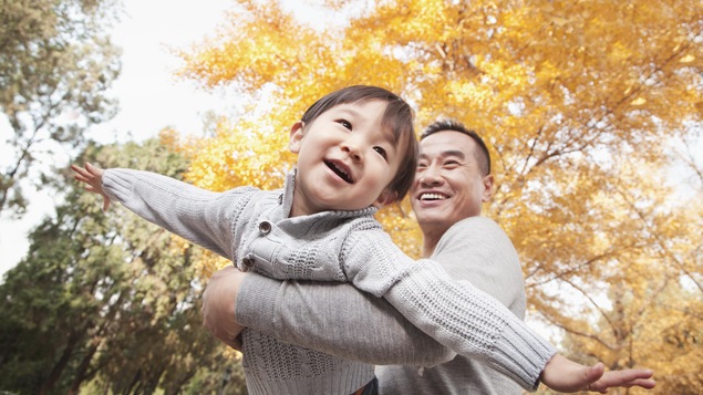 Ils jouent dans un parc en automne
