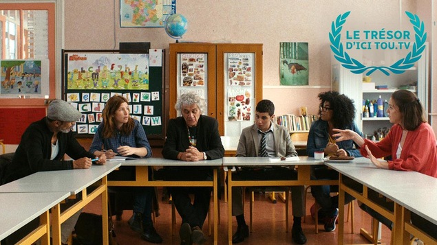 Un groupe de personnes autour d'une table, dans une salle de classe. Un groupe de personnes autour d'une table, dans une salle de classe.