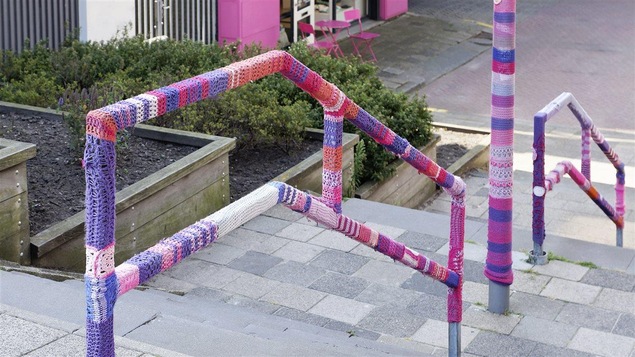Mobilier urbain décoré de tricot, une oeuvre de tricot-graffiti