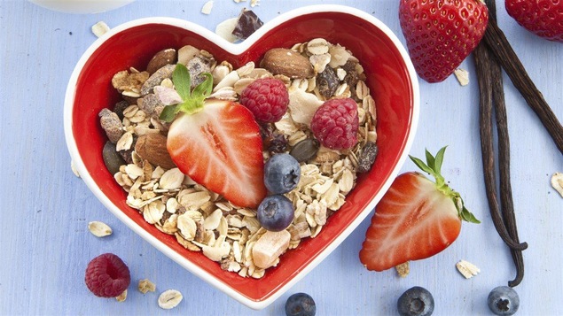 Un bol de muesli avec des petits fruits