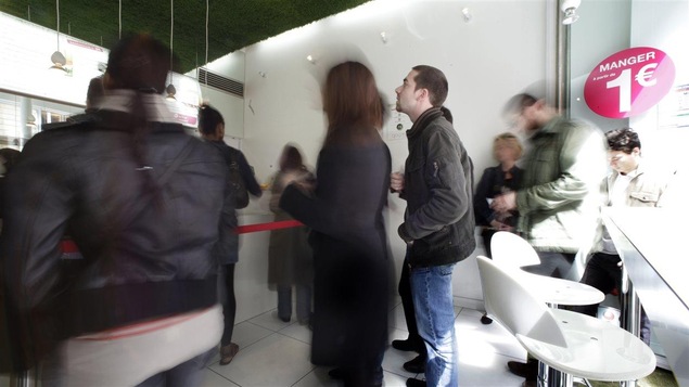 Des gens font la file dans un restaurant français.
