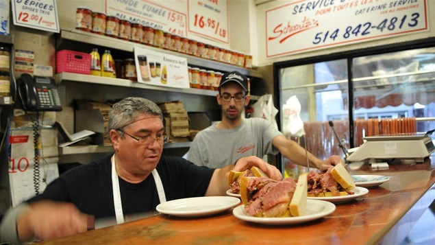 Service de sandwich au smoke meat chez Schwartz's à Montréal