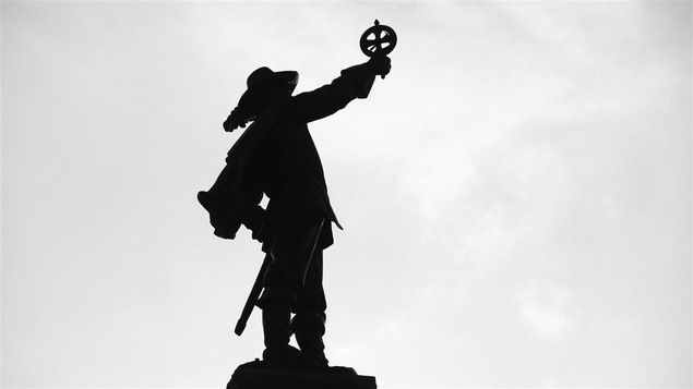 La statut de Samuel de Champlain à Québec, en contre-jour