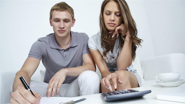 Un couple calcule ses dépenses.