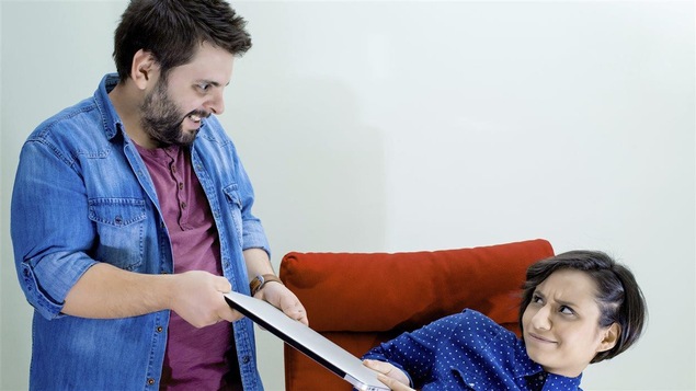 Un couple se chicane pour savoir qui va utiliser l'ordinateur portable.