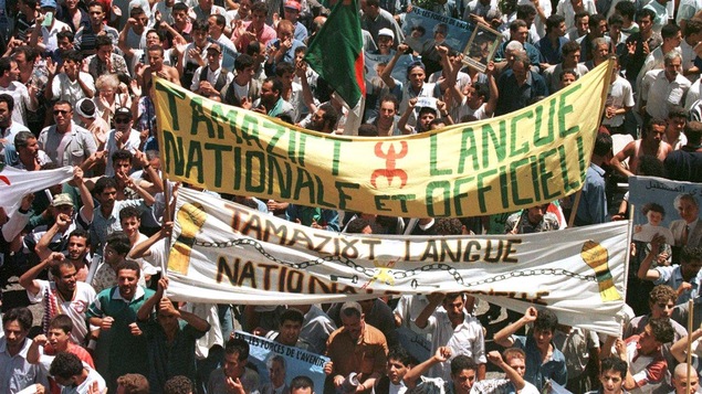 Une foule manifeste à Alger le 9 juillet 1998.
