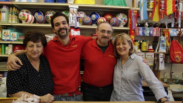 La famille Iglesias à l'épicerie-librairie l'Española