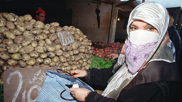 Une femme algérienne fait son marché.
